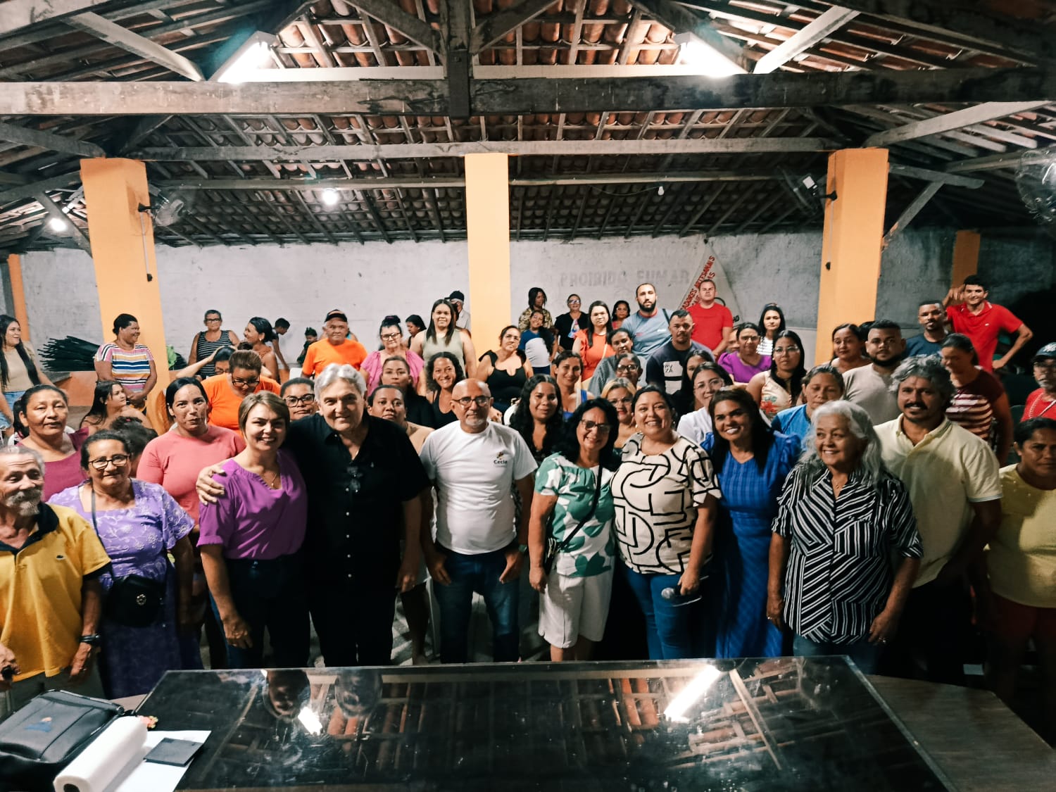 Pessoas e membros da CECLA reunidos